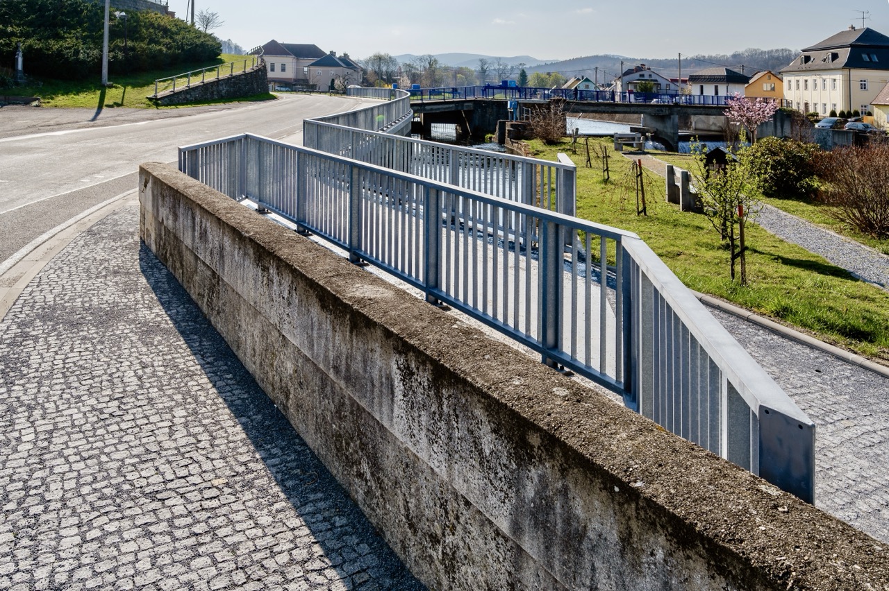 Mikulovice – rekonstrukce chodníku a lávky - Road and bridge construction