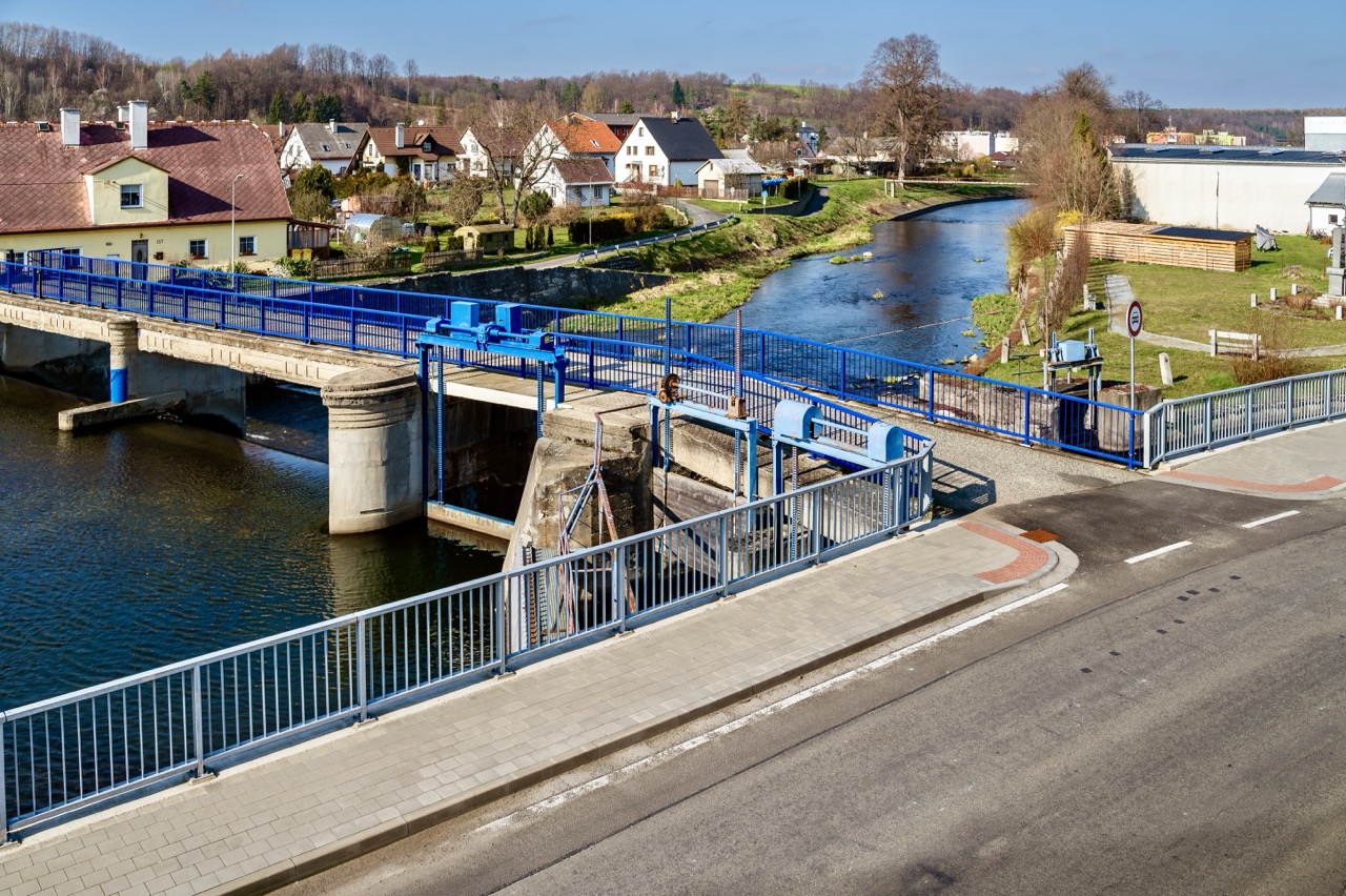 Mikulovice – rekonstrukce chodníku a lávky - Road and bridge construction