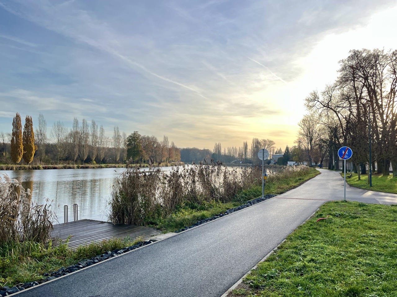 Nymburk – stavba levobřežní cyklostezky do Poděbrad a lávky z kompozitního materiálu - Road and bridge construction